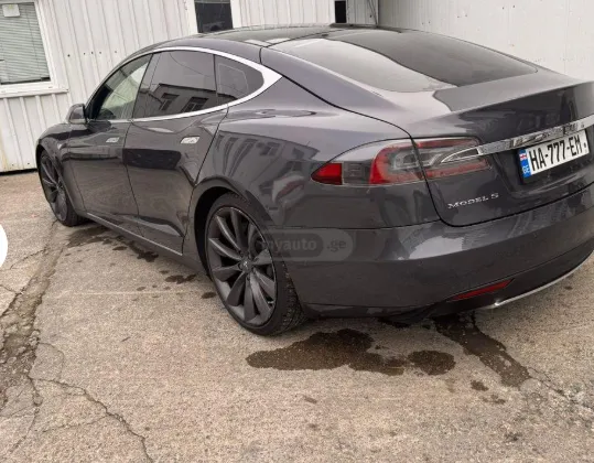 Tesla Model S 85d (2015)