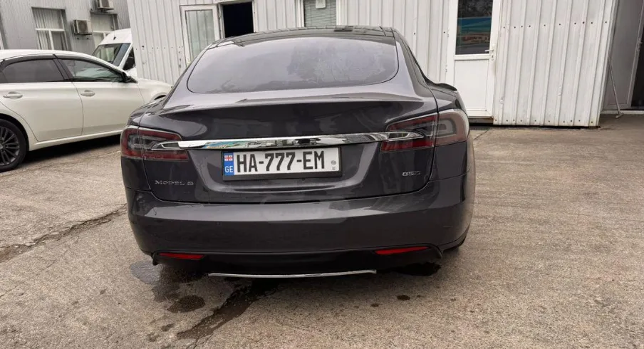 Tesla Model S 85d (2015)