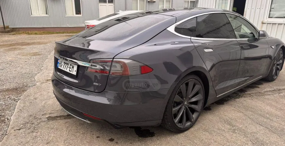 Tesla Model S 85d (2015)